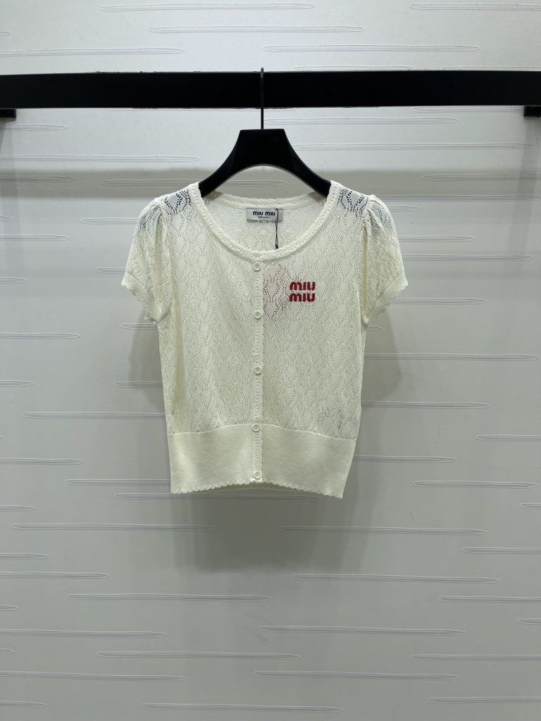 ホワイトが映えるTシャツは日常で使いやすいか