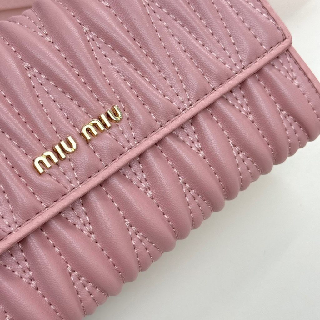 Miu Miu ミウミウ ミニ長財布 プレミアムレザー ゴールドチェーン 黒ピンク赤 全3色展開 - 画像 5