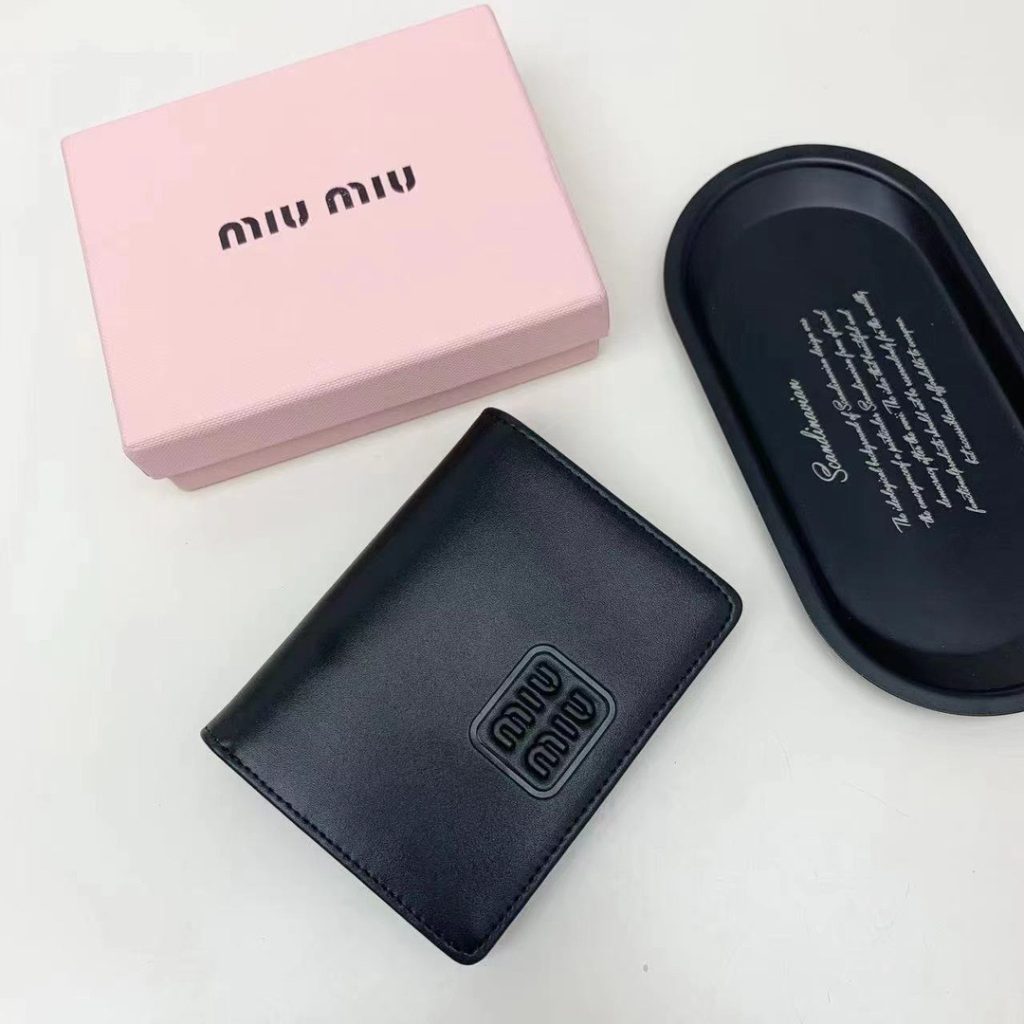 MIU ミュウミュウ 二つ折り財布 高級感 コンパクト 黒 棕 藍 バッグ｜週末に毎日に合わせるポイント