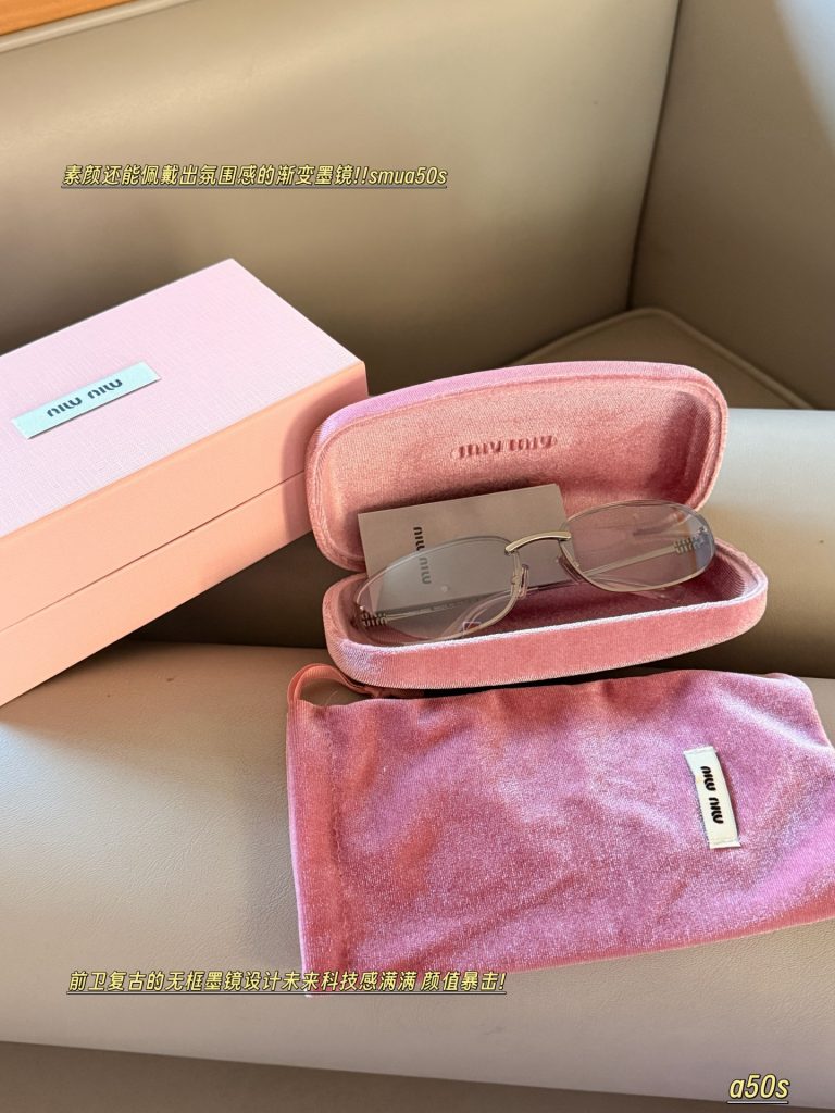 miumiu ミュウミュウ スマ50s メガネ型サングラス シルバー｜旅行に使いやすいファッションアイテムを写真で確認