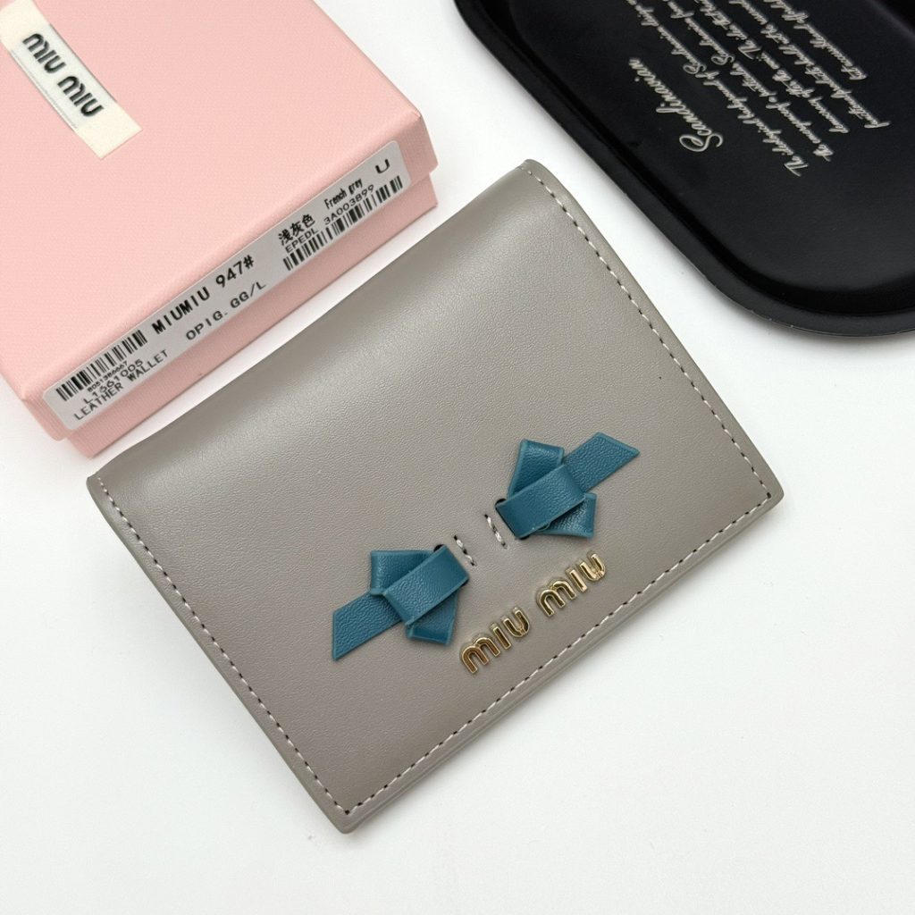 Miu ミウミウ 折り財布 ファスナー コンパクト 3色展開|ギフトに使いやすい財布・小物を写真で確認