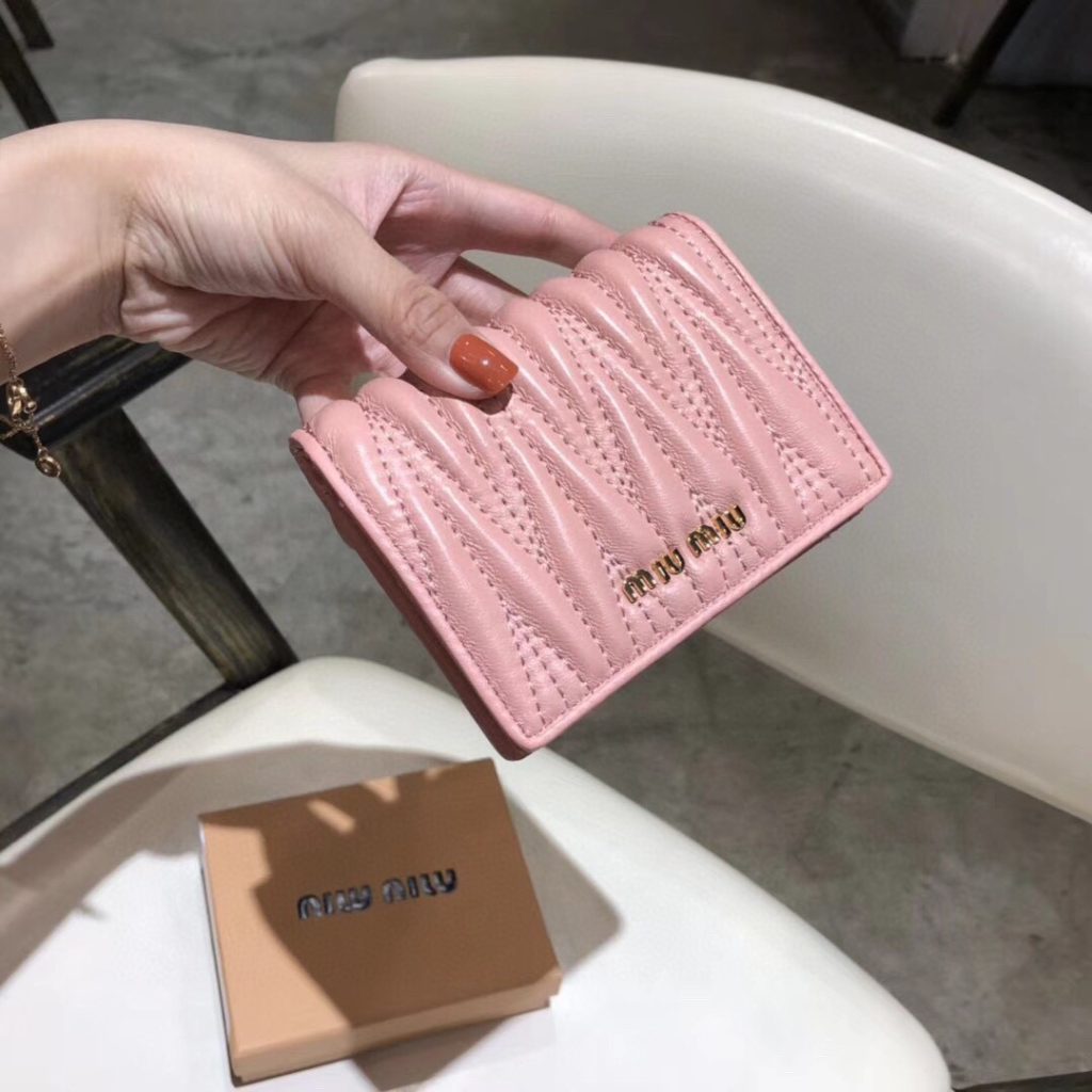 MIU ミュウミュウ レディース 二つ折り財布 マチ付き ピンク 財布・小物|旅行の日に選ぶ前の確認ポイント