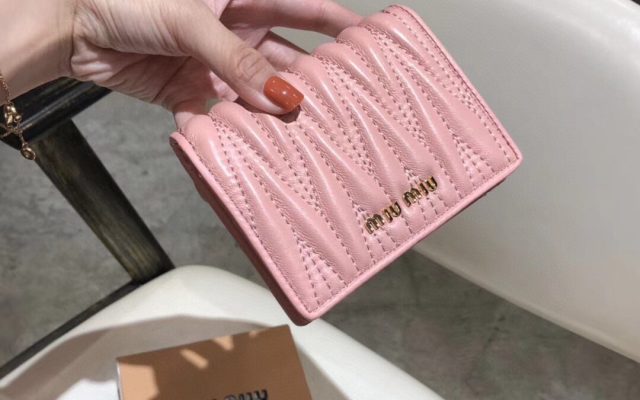 レディースの節約買いに向く二つ折り財布か写真でチェック