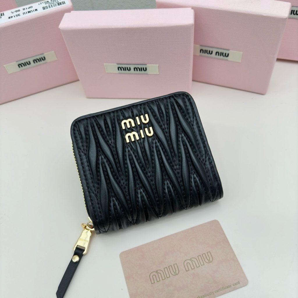 MIU ミウミウ ミニ財布 ミニウォレット 黒 ピンク ブルー 財布・小物｜通勤の日に毎日に合わせるポイント