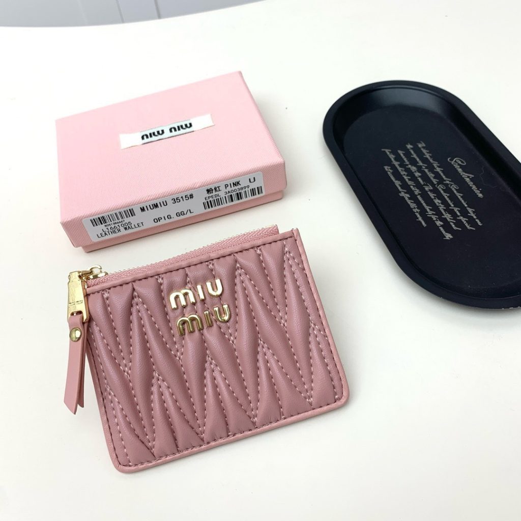 MIU ミウミウ キーポーチ ミニ財布 ミニウォレット ピンク バッグ｜仕事帰りに使いやすさを写真で整理