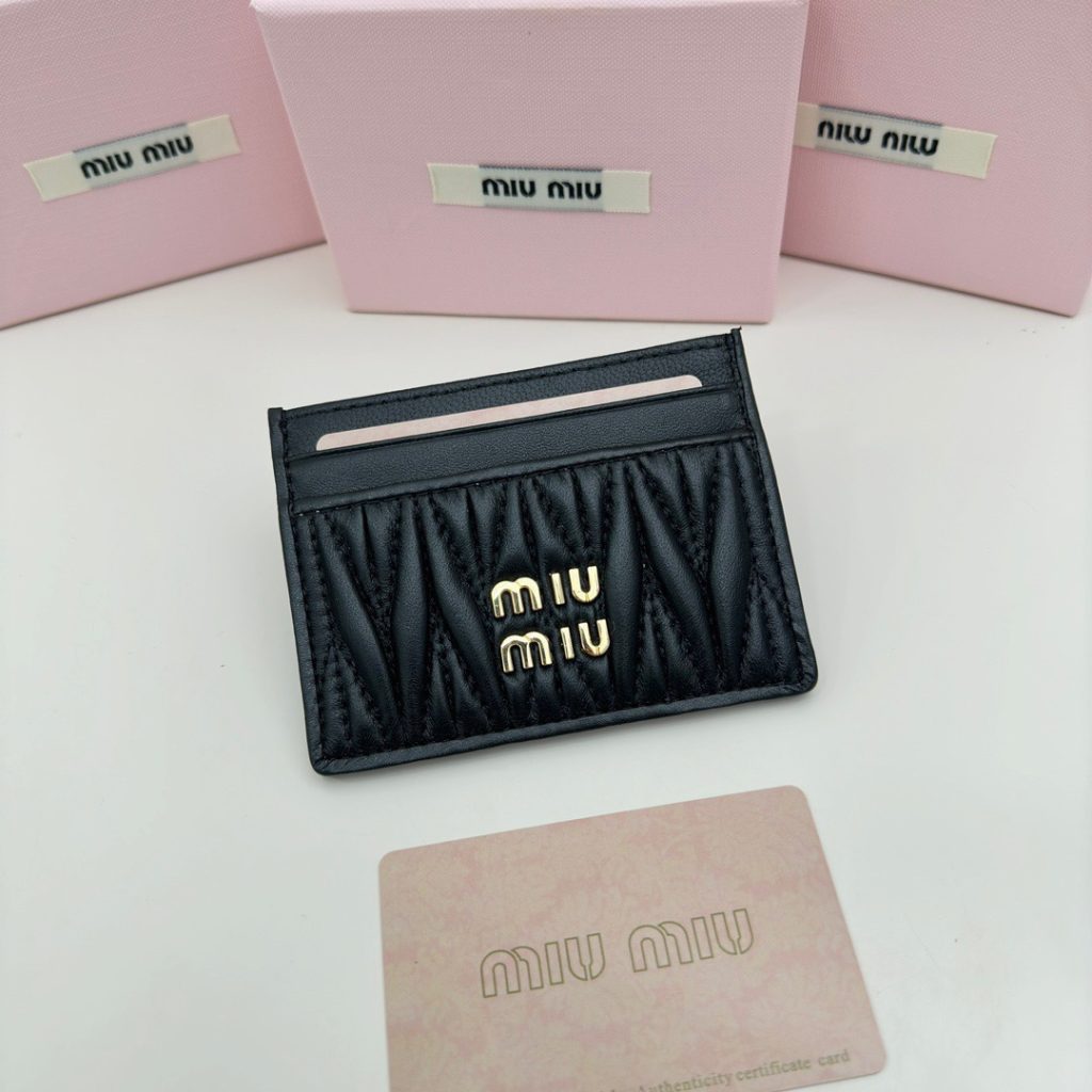 MIU CM MIU ミュウミュウ カードケース プレミアムレザー 本革 8*10.5cm 黒 ピンク ブ…｜毎日に使いやすい財布・小物を…