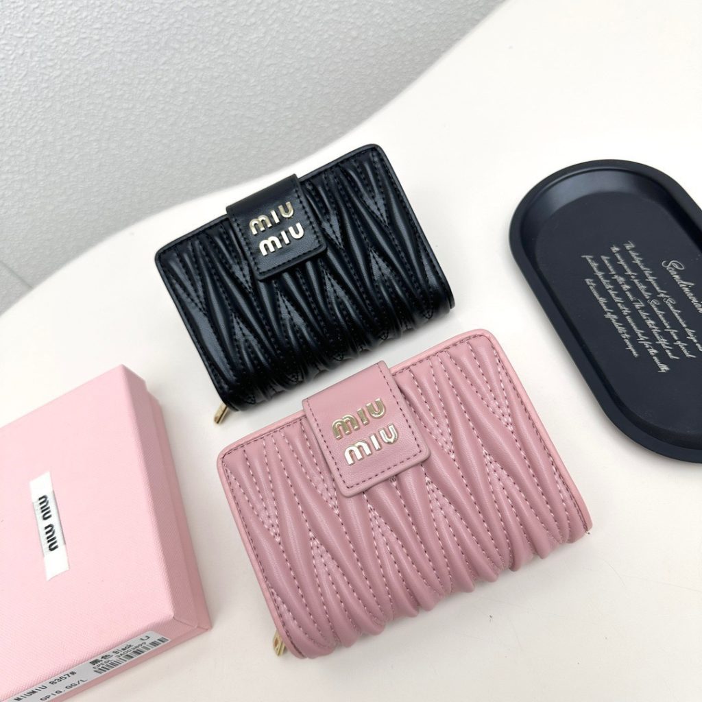 Miu ミュウミュウ 折り財布 高級本革 ファスナー付き ブラック ピンク 全2色|ギフトに使いやすい財布・小物を写真で確認