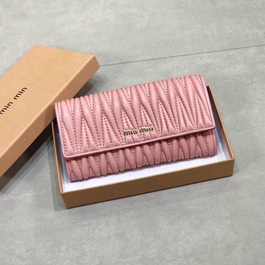 週末に使いやすいMiu Miuの財布を探す