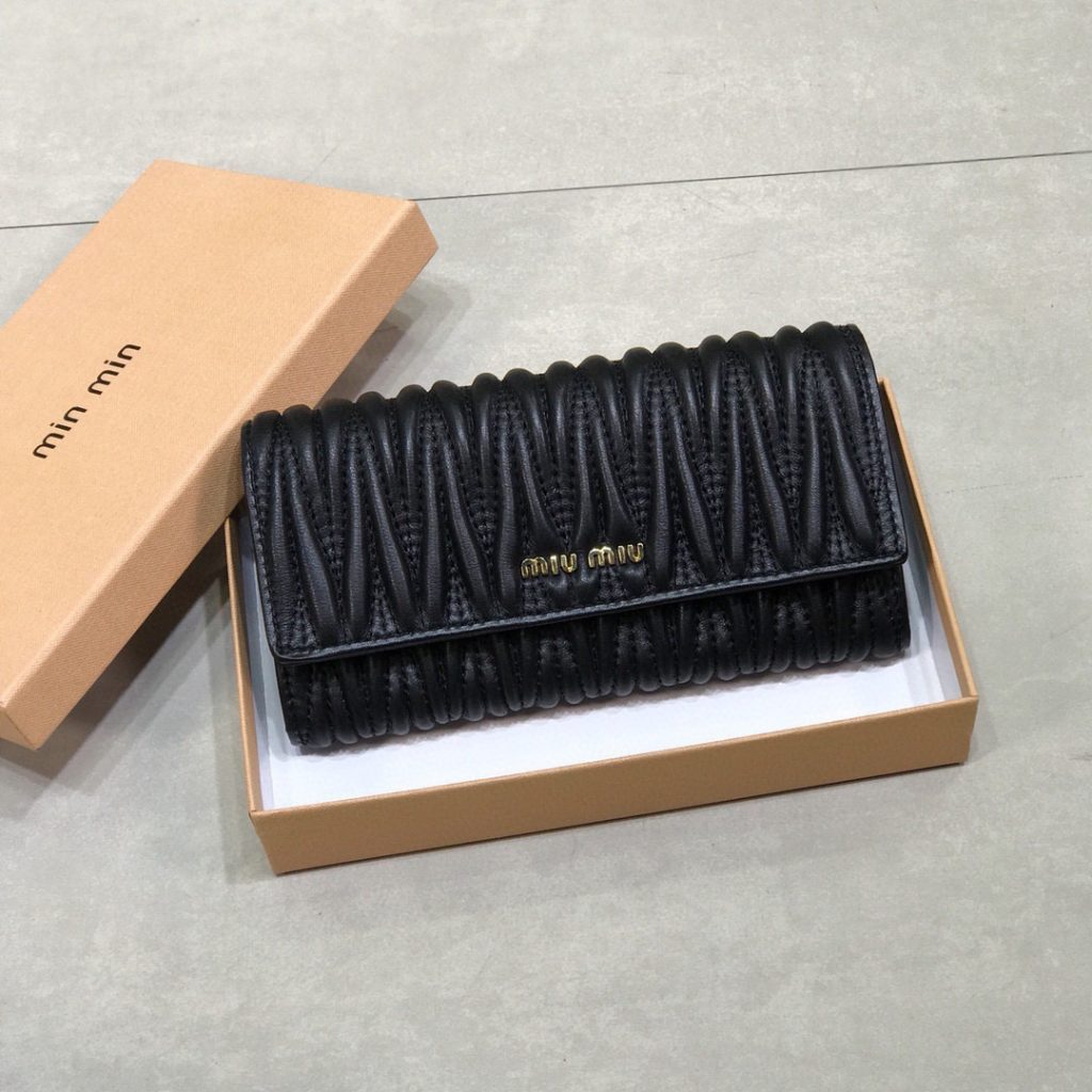 MIU ミュウミュウ ロングウォレット マリネロ ブラック 財布・小物｜仕事帰りに使いやすさを写真で整理