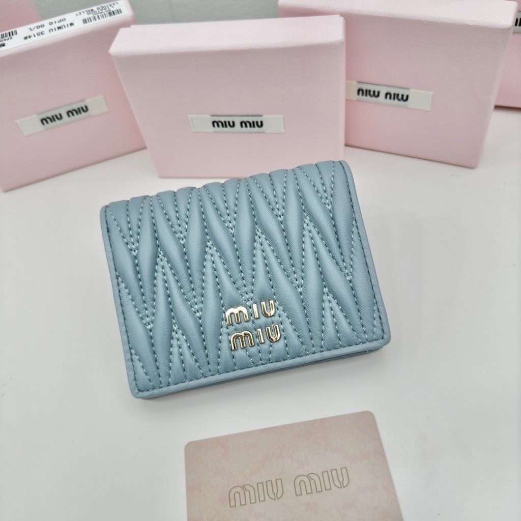 MIU ミュウミュ 3513 ミニウォレット プレミアムレザー 財布・小物｜通勤の日に毎日に合わせるポイント