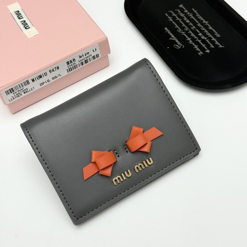 MIU ミウミウ 財布 ミウミウ947 本革仕様 ファスナー バッグ｜旅行の日に写真で選び方を確認