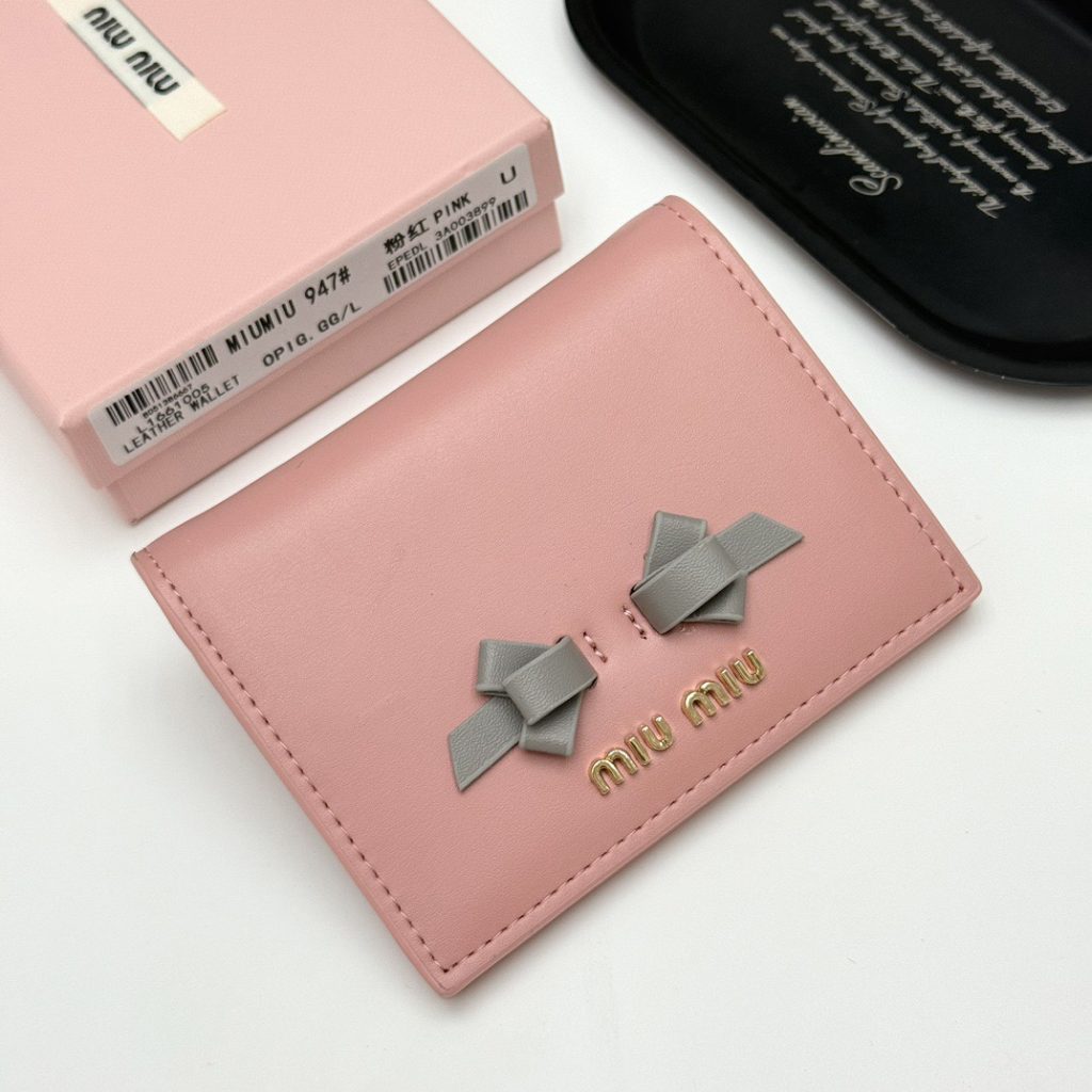 MIU ミウミウ 折り財布 高級革製 コンパクト 多色展開｜ランチに使いやすい財布・小物を写真で確認