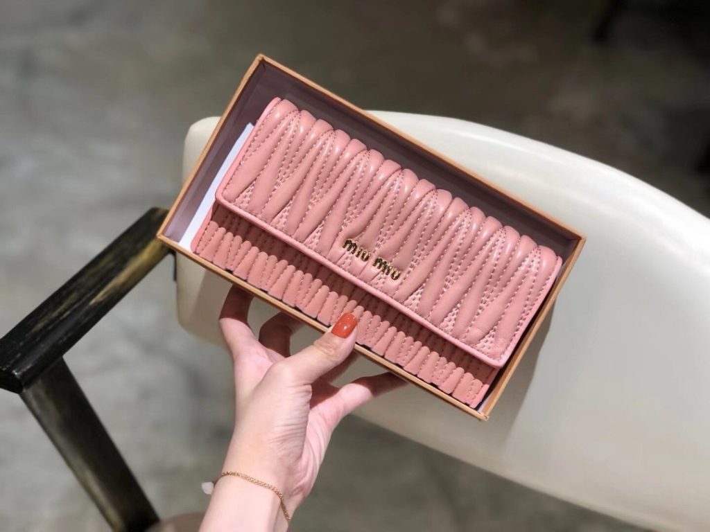 MIU CM ミュウミュウ 長財布 本革 19x10cm 財布・小物｜ランチの日に写真で選び方を確認