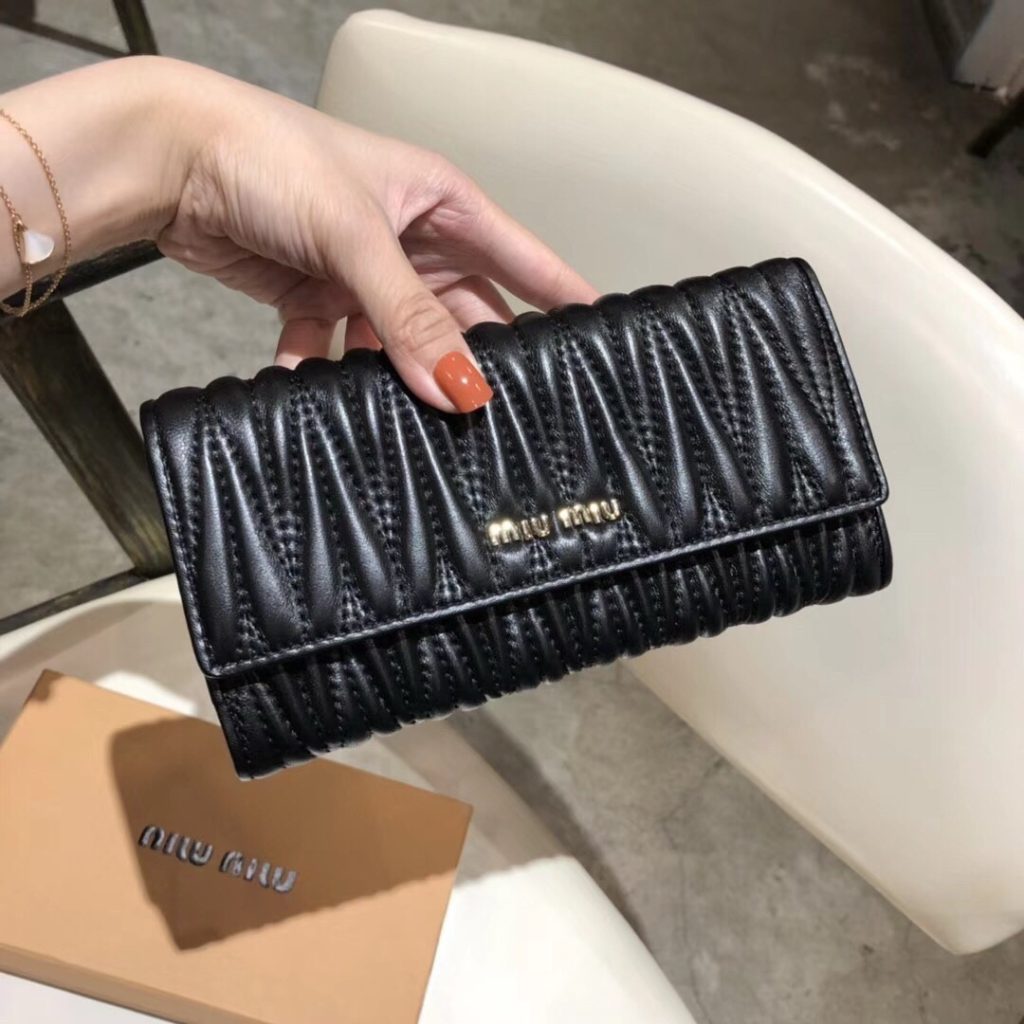Miu Miuの財布は通勤の荷物でどう見えるか