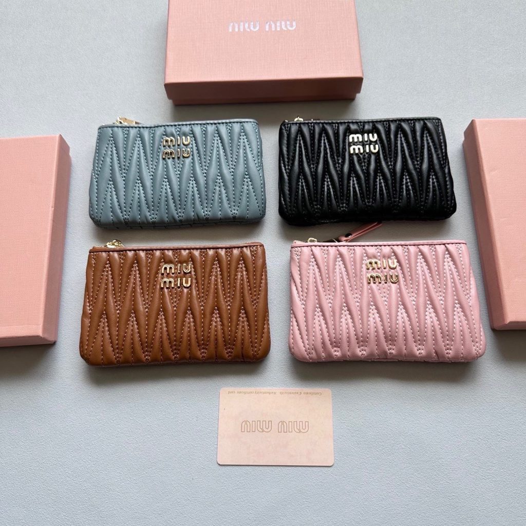 MIU ミュウミュウ コインケース 本革仕様 小羊皮 コインケース コインパウチ コンパクト…｜旅行に使いやすいバッグを写真で確認
