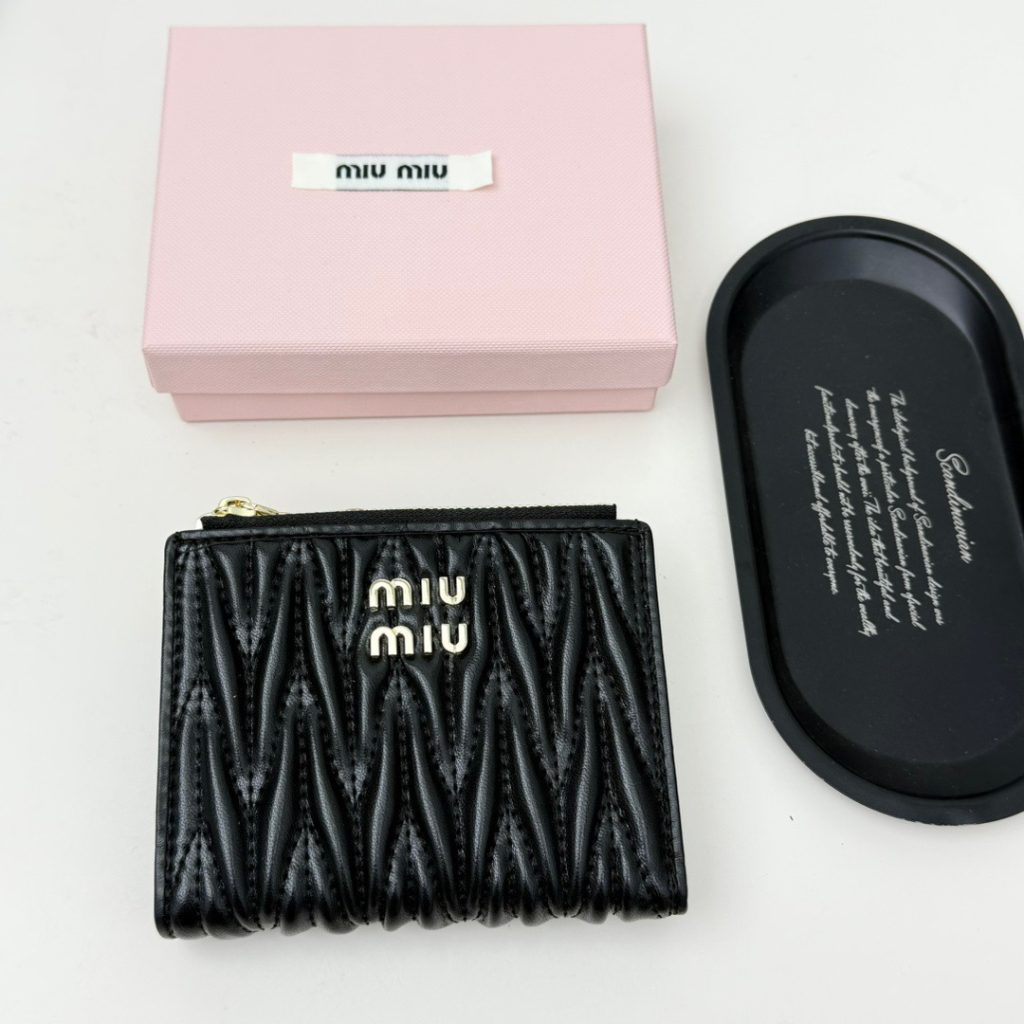 MIU ミュウミュウ ポーチ 小銭入れ プチショルダー ブラック バッグ|旅行の日に写真で選び方を確認