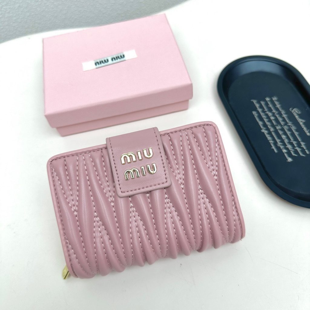 Miu ミュウミュウ 折り財布 ファスナー 高級革製 ピンク|ランチに使いやすい財布・小物を写真で確認