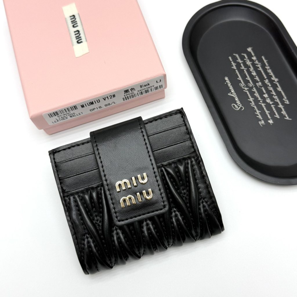 MIU ミウミウ V12 コインケース レザー 本革 ブラック 財布・小物｜旅行の日に選ぶ前の確認ポイント