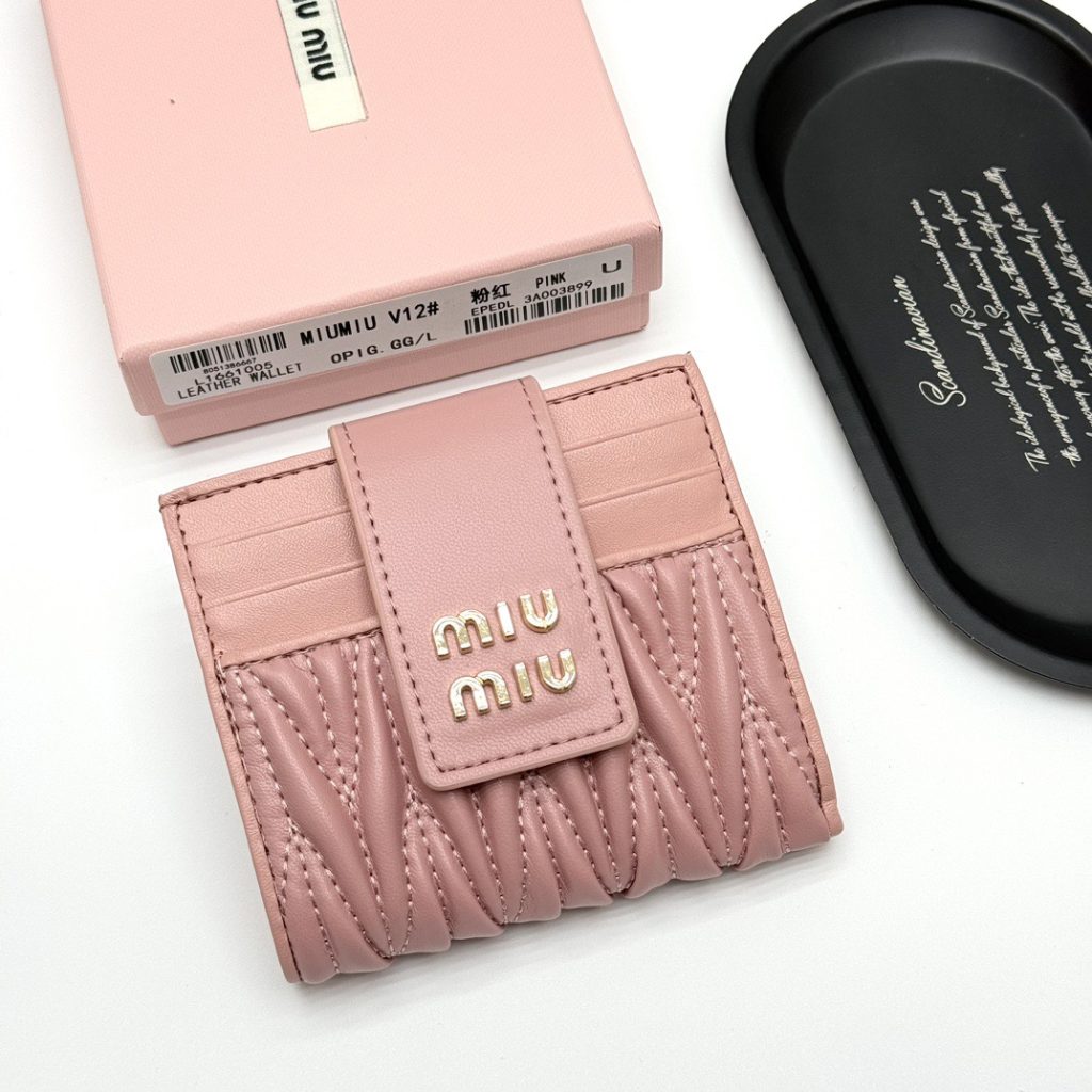 MIUMIU ミュウミュウ カードケース 軽量 本革仕様 本革 ピンク 財布・小物｜毎日に失敗しにくい選び方