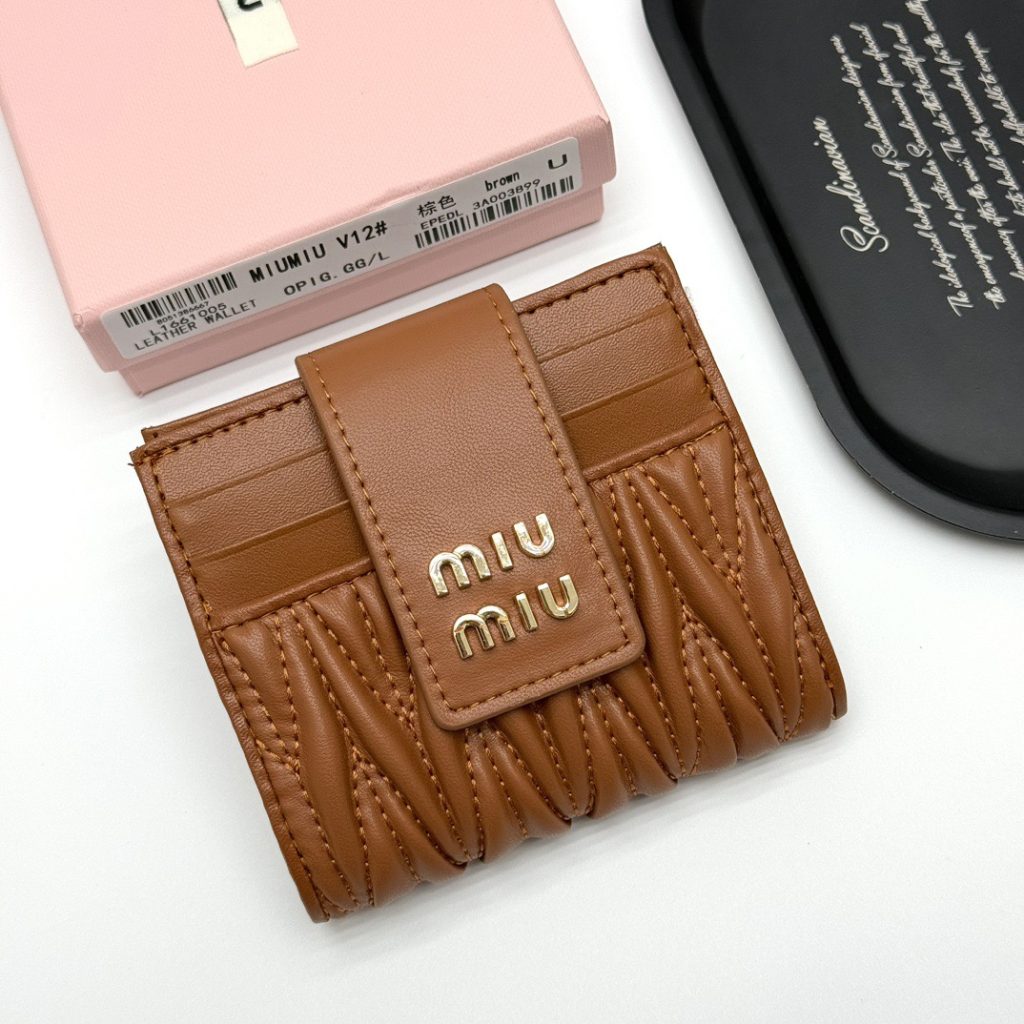MIUMIU ミュウミュウ レザー ミニ財布 ミニウォレット V12 財布・小物｜ギフト選びで予算内で見たいポイント