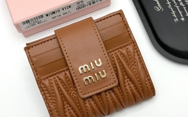 ブランドアイテムの財布は価格・収納・合わせ方でどう見るか