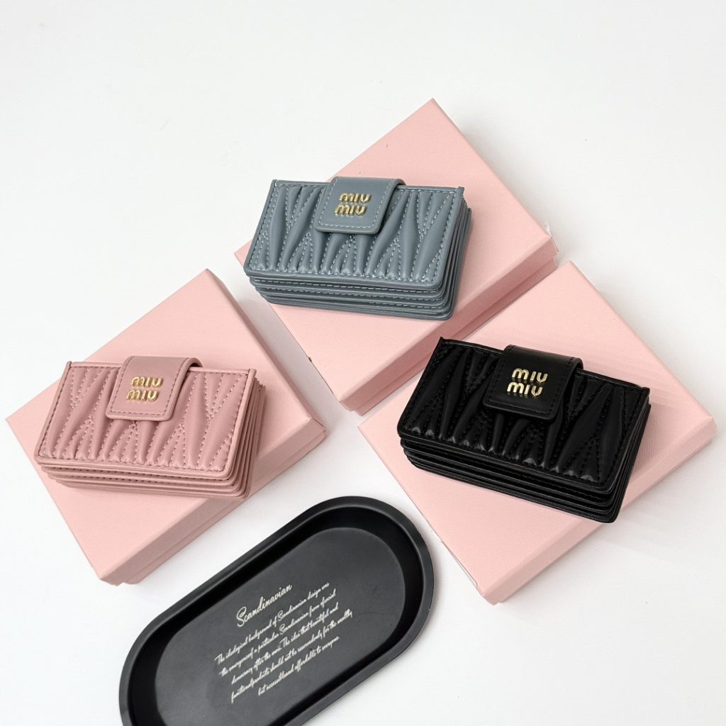 MIUMIU ミュウミュウ カードケース 琴褶 ファスナー付き 黒 ピンク グレー 全3色｜ランチに使いやすい財布・小物を写真で確認