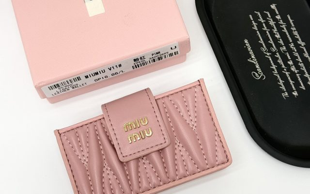 黒系カードケースを服に合わせるなら見るべき3点