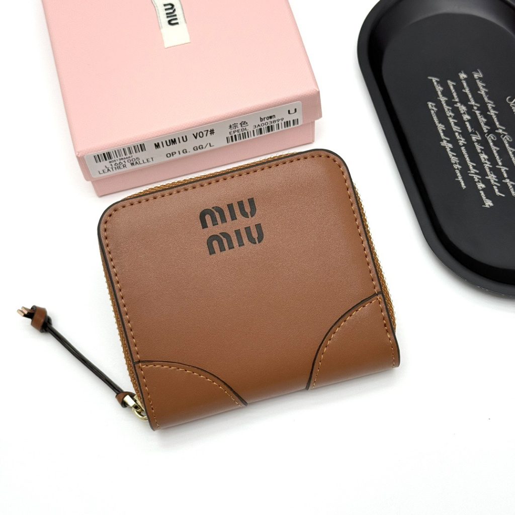 MIUMIU ミウミウ 財布 ミュウミュウ V07# コンパクト 長財布 ブラウン｜ギフトに使いやすいバッグを写真で確認