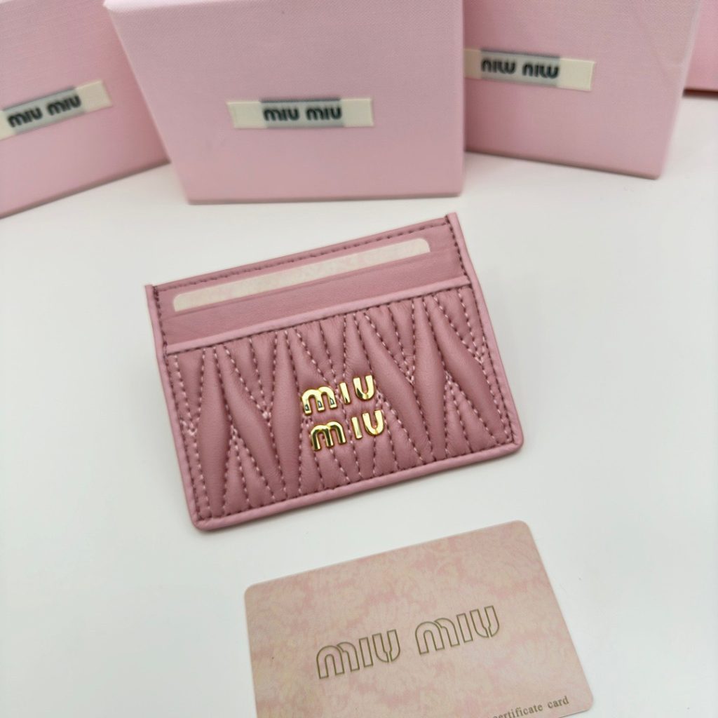 MIU CM MIU ミウミウ カードケース プレーン プリント マイクロ レザー 8*10.5cm ピン…｜毎日に使いやすい財布・小物を…