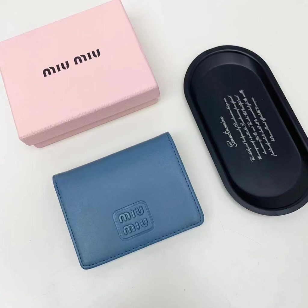 Miu ミウミウ 折り財布 ファスナー付き 3色展開｜旅行に使いやすい財布・小物を写真で確認