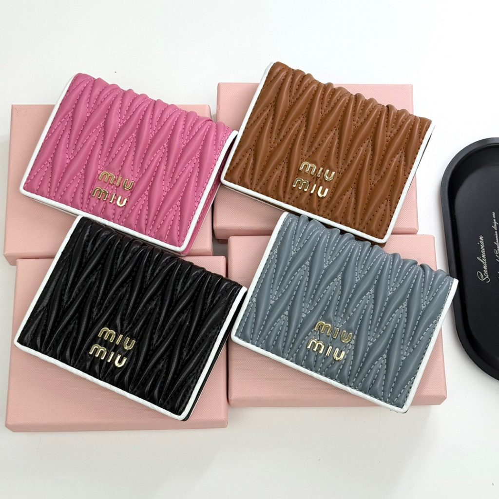 MIU ミウミウ カードケース ミニ財布 ファイブカーブ 4色展開 財布・小物｜旅行の日に選ぶ前の確認ポイント