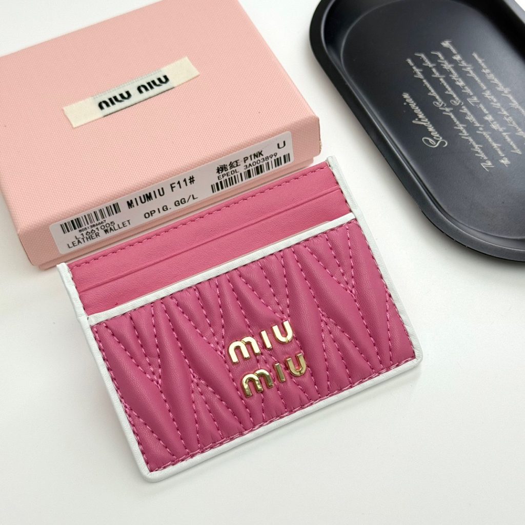 MIUMIU ミウミウ カードケース ミニウォレット 桃紅 全4色展開 財布・小物｜通勤の日に毎日に合わせるポイント