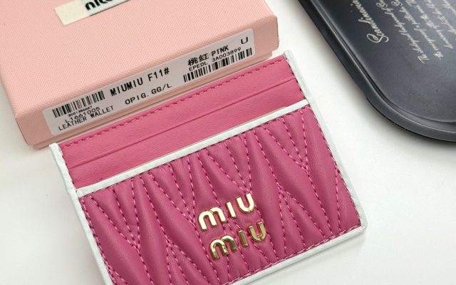 物価高でも選びやすいカードケース：ブランドアイテムを自然に取り入れる