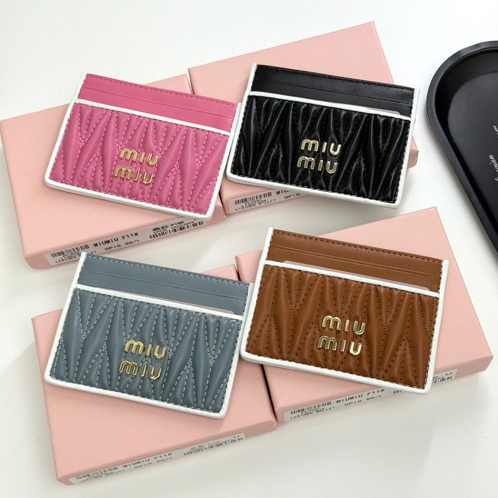 MIU ミウミウ カードケース 本革 ファンシーデザイン 黒 財布・小物｜通勤の日に毎日に合わせるポイント