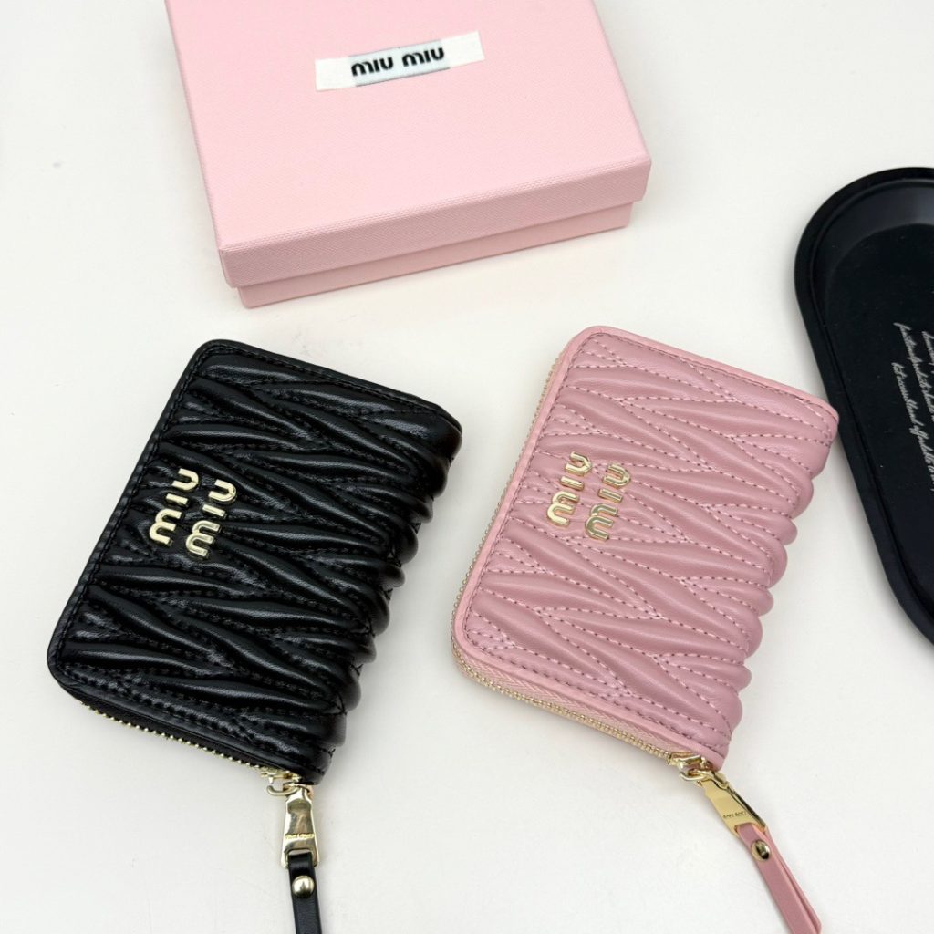 MIU ミュウミュ 793 ミニ財布 黒 ピンク 全2色 ライフスタイル小物｜部屋で使うなら使いやすさを写真で整理