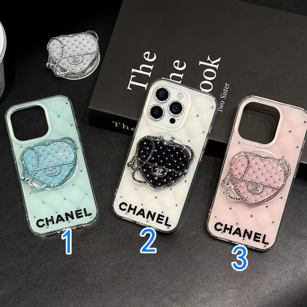 雨の日の予定に合うCHANELのスマホケース、決め手は歩く時の収まり