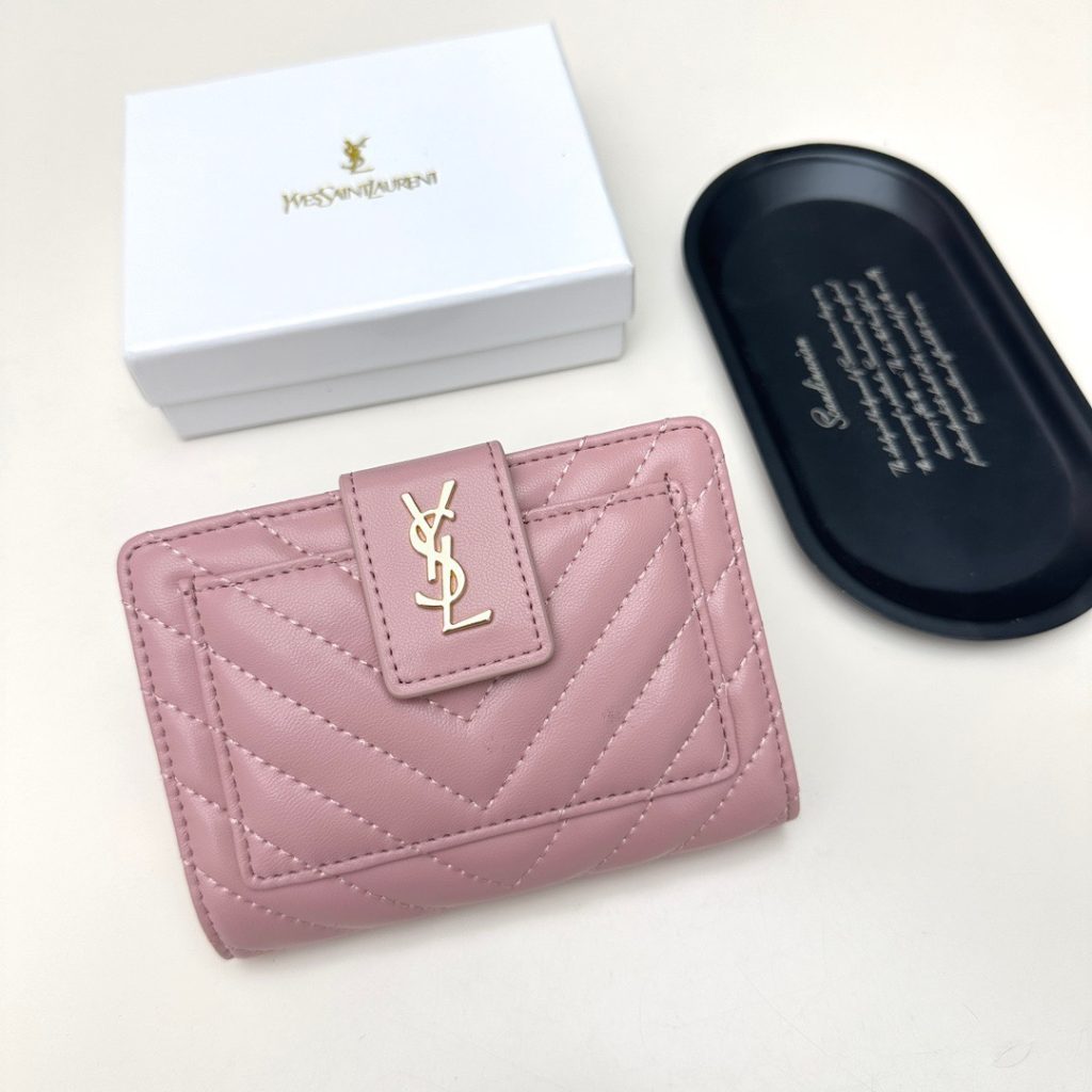 コートの日の服に合わせるならSAINT LAURENTのカードケースは重さ重視