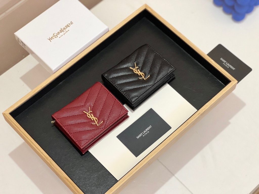 YSL サンローラン 財布 クアトロ ブラック レッド 35〜60全角文字｜毎日に使いやすい財布・小物を写真で確認
