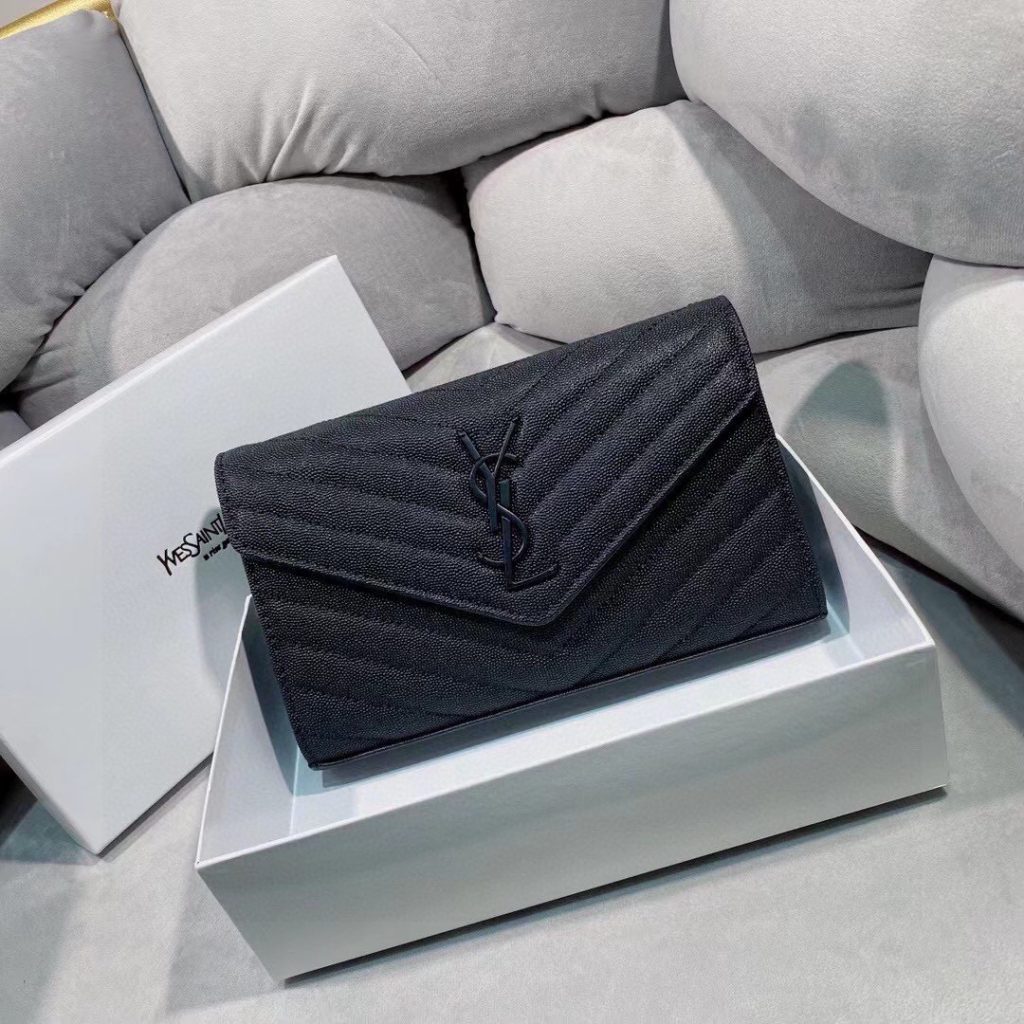 カフェに寄る日で使うSAINT LAURENTのバッグはロゴの見え方が気になる