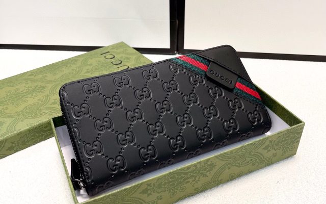通勤で使いやすいGucciの財布を写真で確認