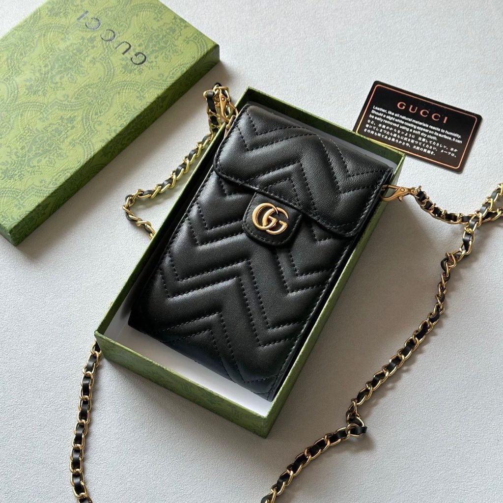 GUCCI グッチ チェーン付きスマホポーチ チェック柄 ブラック バッグ｜買い物の日に予算内で見たいポイント
