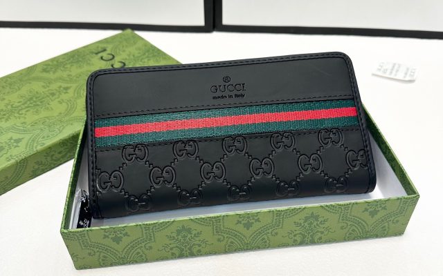 通勤で使いやすいGucciの財布を写真で確認