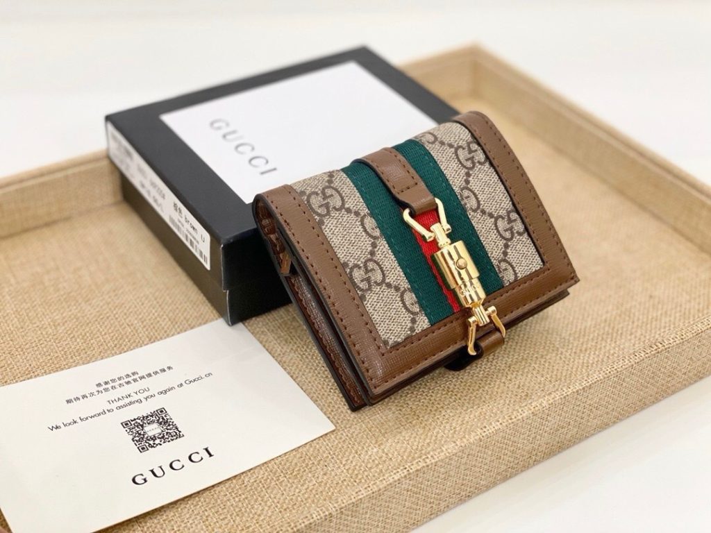GUCCI グッチ 財布 コンパクト 折り財布 本革仕様 カード収納 財布・小物｜通勤の日に毎日に合わせるポイント
