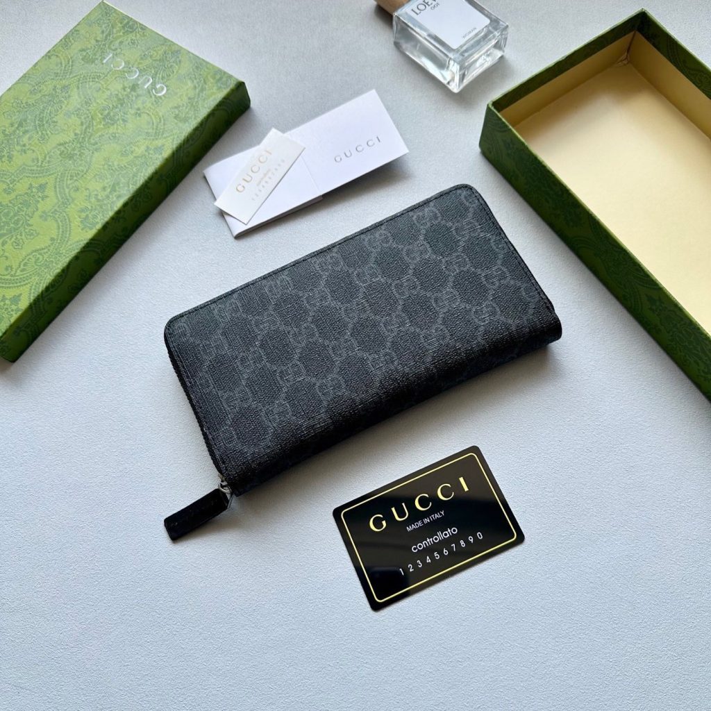 駅まで歩く日で見るGUCCIの財布の手元の見え方