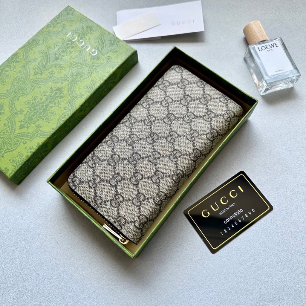 GUCCI グッチ 長財布 ロングウォレット カーフレザー ダブルG柄 カーキ｜ランチに使いやすい財布・小物を写真で確認