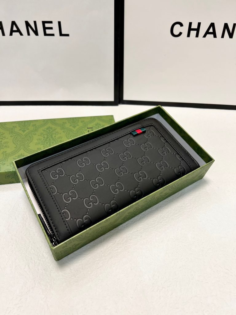週末で見るGUCCIの財布の開け閉め