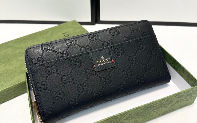 通勤で使いやすいGucciの財布を写真で確認
