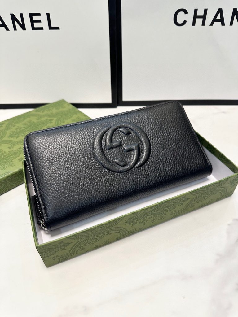 Gucci グッチ スタッズ ロングジップウォレット 黒色 本革仕様 メンズ ウォレット｜通勤に使いやすい財布・小物を写真で確認