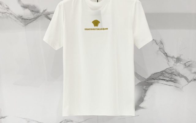 街歩きで使いやすいブランドアイテムのTシャツを写真で確認