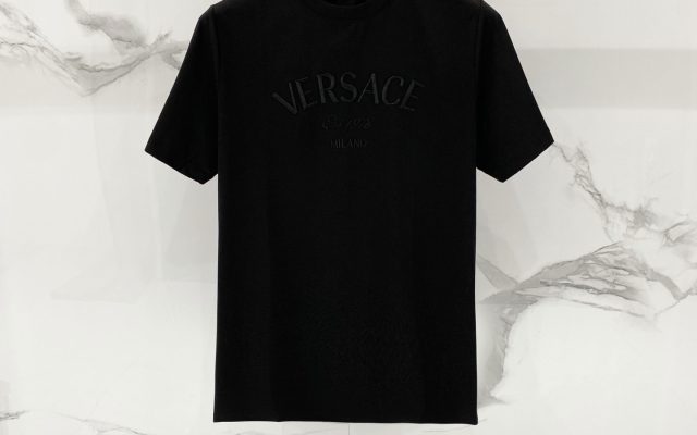 ブラックが映えるTシャツは日常で使いやすいか